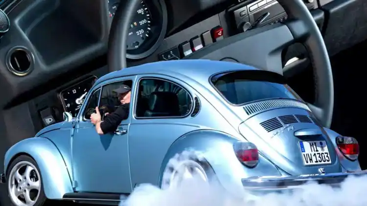 مفاجأة على شكل “خنفساء”: فولكس واجن كلاسيكية بمحرك تسلا وبطاريات بورشه أسرع من بورشه 911 GT3!